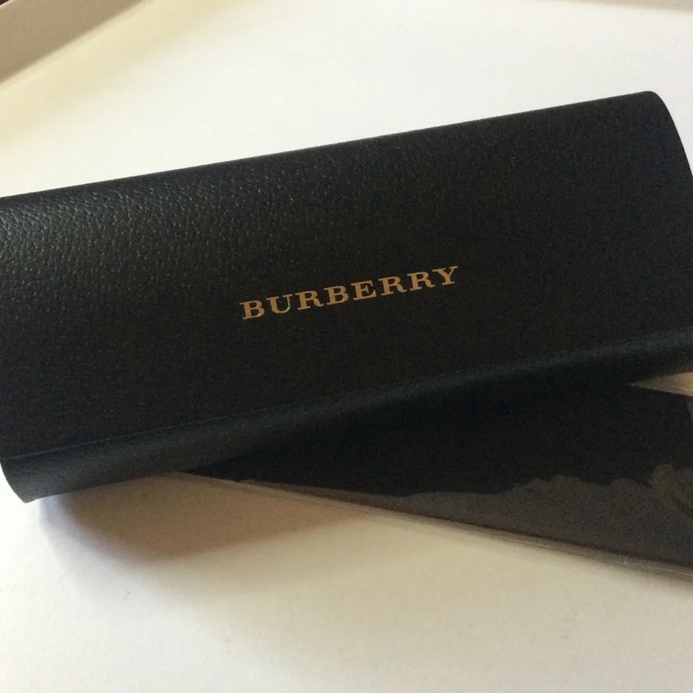 BURBERRY BLACK LEATHER SUNGLASSES CASE WITH CLEANING CLOTH